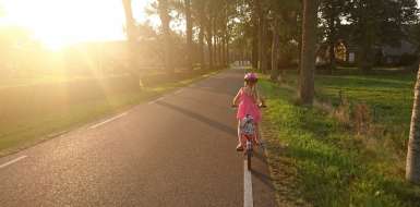 Dziewczynka na rowerze