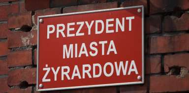 Tablica Prezydent Miasta Żyrardowa w urzędzie miejskim