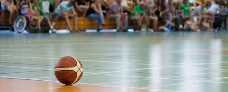 Piłka do koszykówki na parkiecie w hali sportowej w Żyrardowie