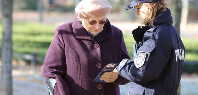 Policjantka rozmawia ze starszą kobietą