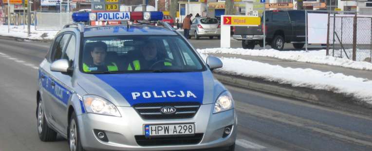 Samochód policyjny na drodze