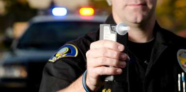 Policjant z alkomatem
