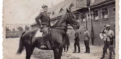 Stara fotografia żołnierza na koniu