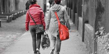 Kobiety z torebkami idące ulicą