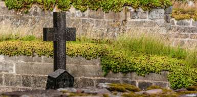 Niemowlak zakopany na cmentarzu