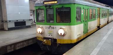 Pociąg PKP na dworcu Warszawa Śródmieście