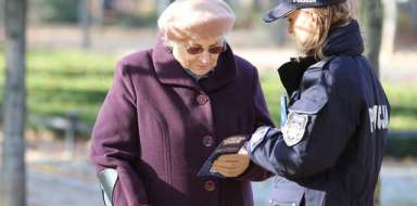 Policjantka rozmawia ze starszą kobietą