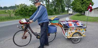 74-letni Łotysz ze swoim rowerem