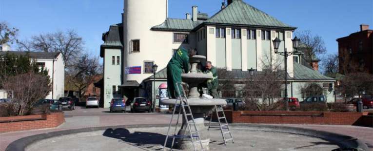 Czyszczenie fontanny w Żyrardowie