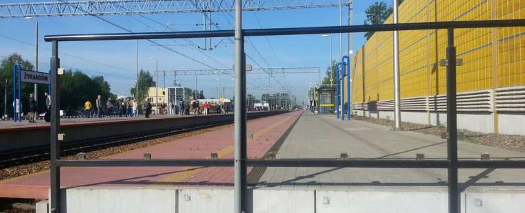 Zniszczone barierki w Żyrardowie na stacji PKP