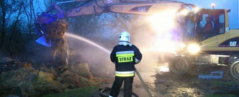 Strażak gaszący ogień