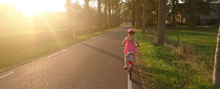 Dziewczynka na rowerze