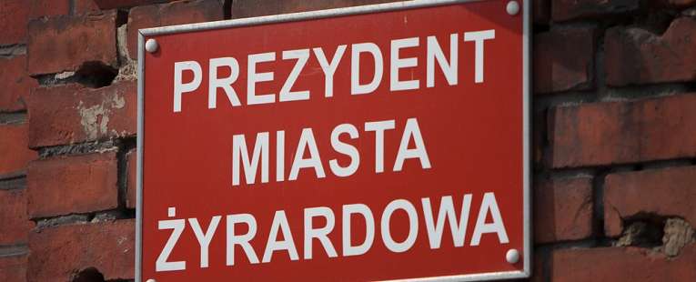 Tablica Prezydent Miasta Żyrardowa w urzędzie miejskim
