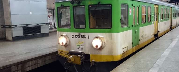 Pociąg PKP na dworcu Warszawa Śródmieście