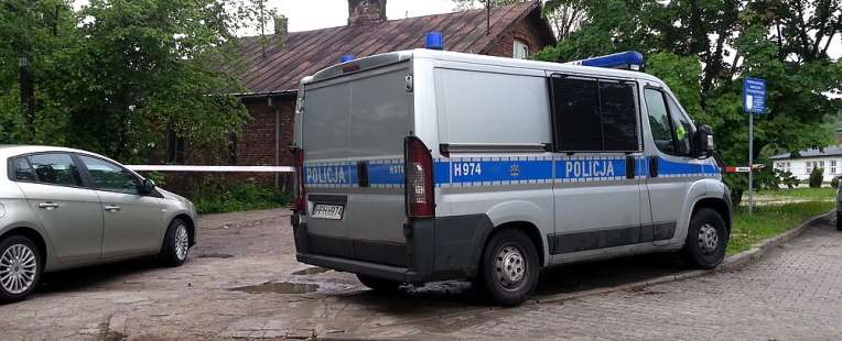 Samochód policyjny przy poczcie w Radziejowicach