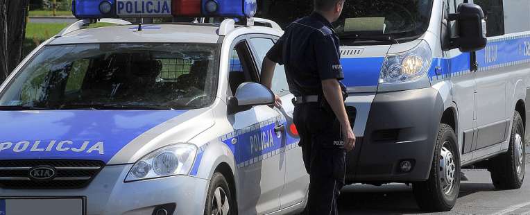 Policjant przy radiowozie
